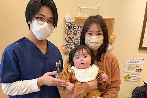 施術中は子守をしてもらえるので息抜きの場にもなっています