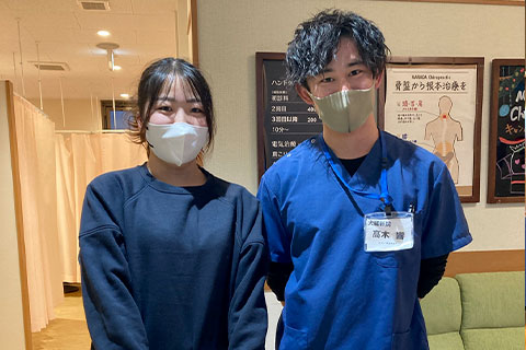 リラックスして施術を受けています