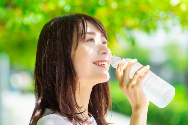 水を飲む女性